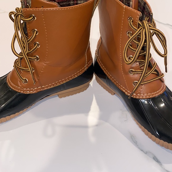STEVE MADDEN DUCK BOOTS - Picture 6 of 6